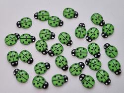 25 st nyckelpigor i resin, miniatyrer (gröna)