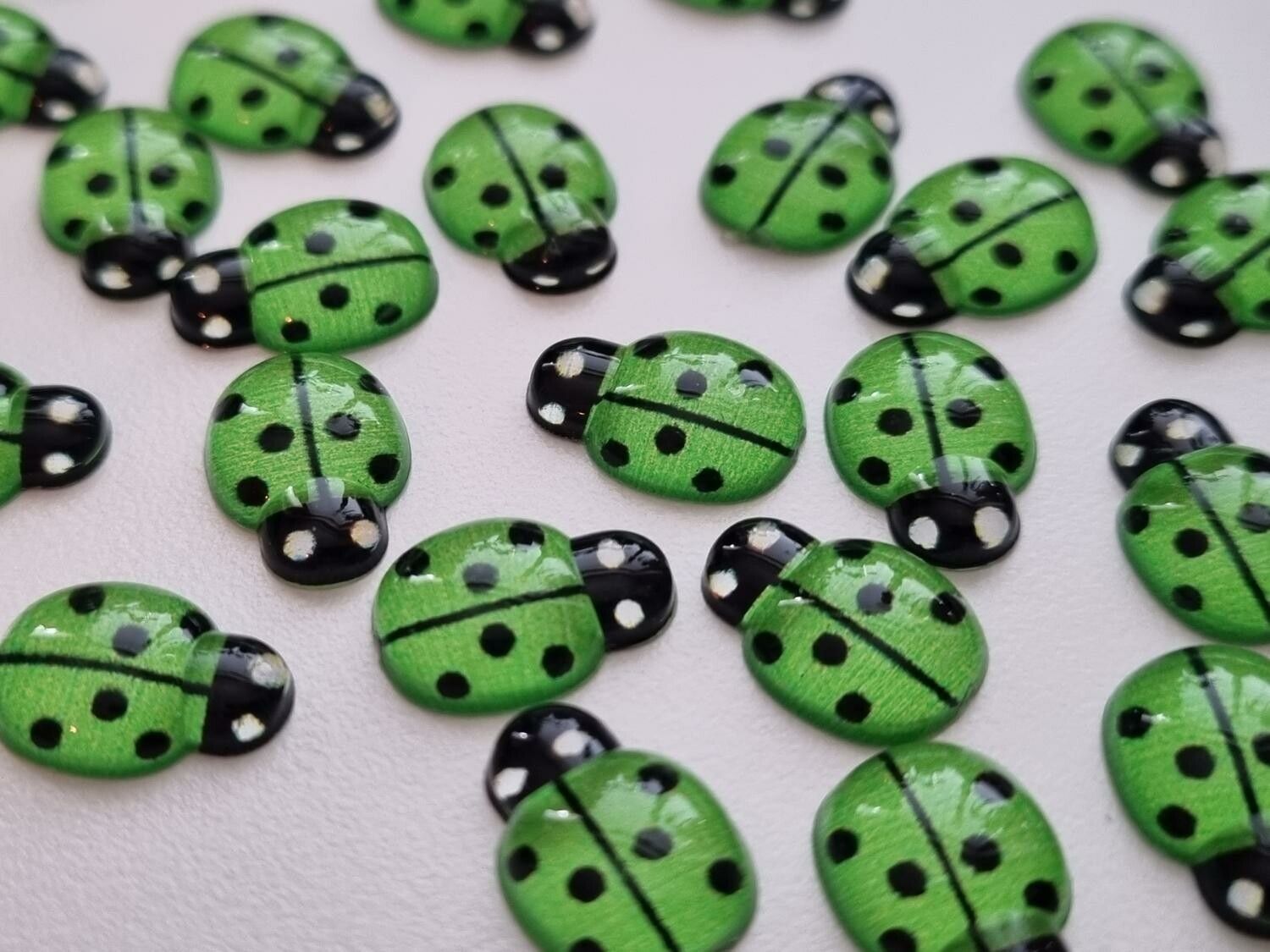 25 st nyckelpigor i resin, miniatyrer (gröna)