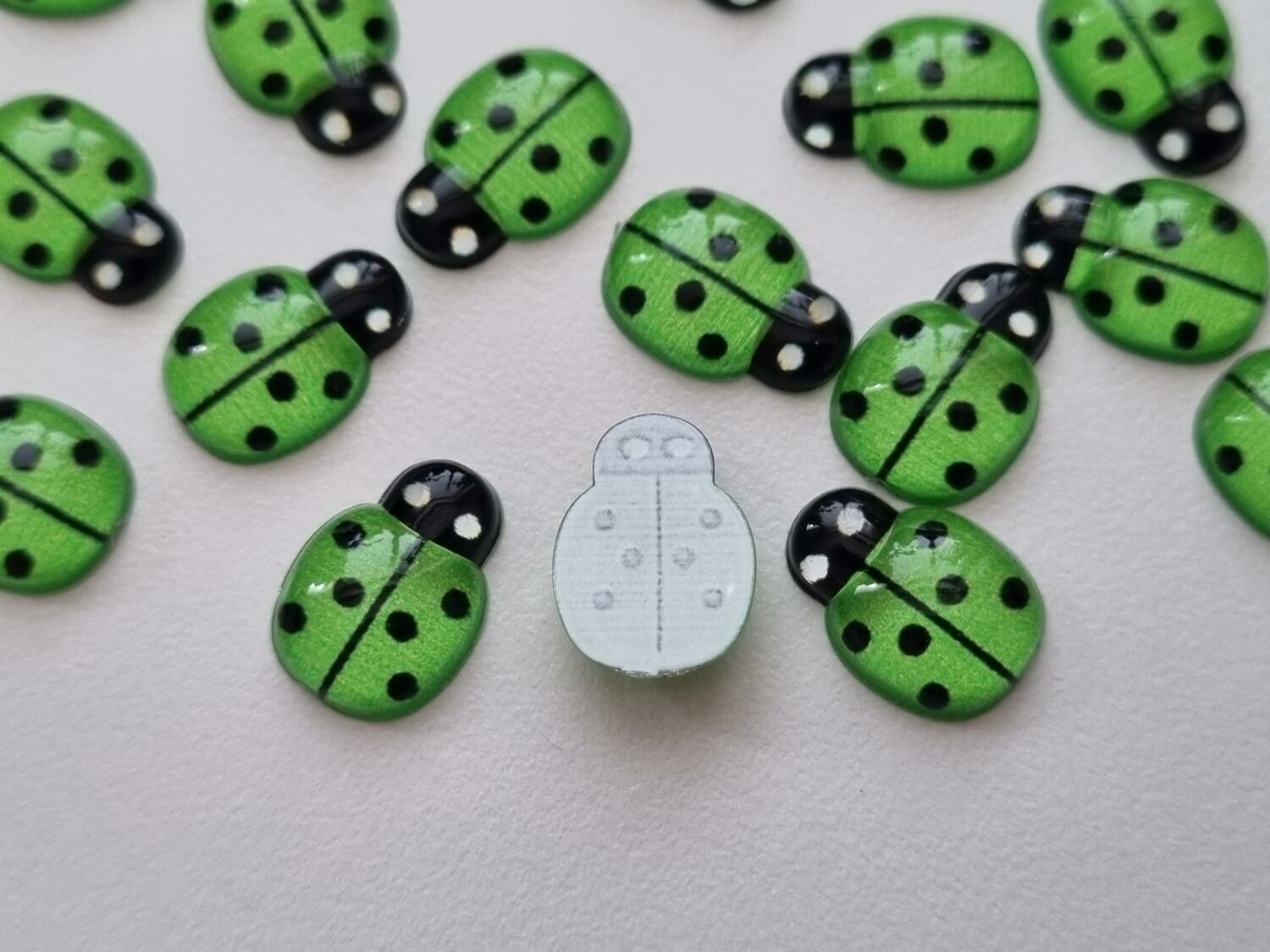 25 st nyckelpigor i resin, miniatyrer (gröna)