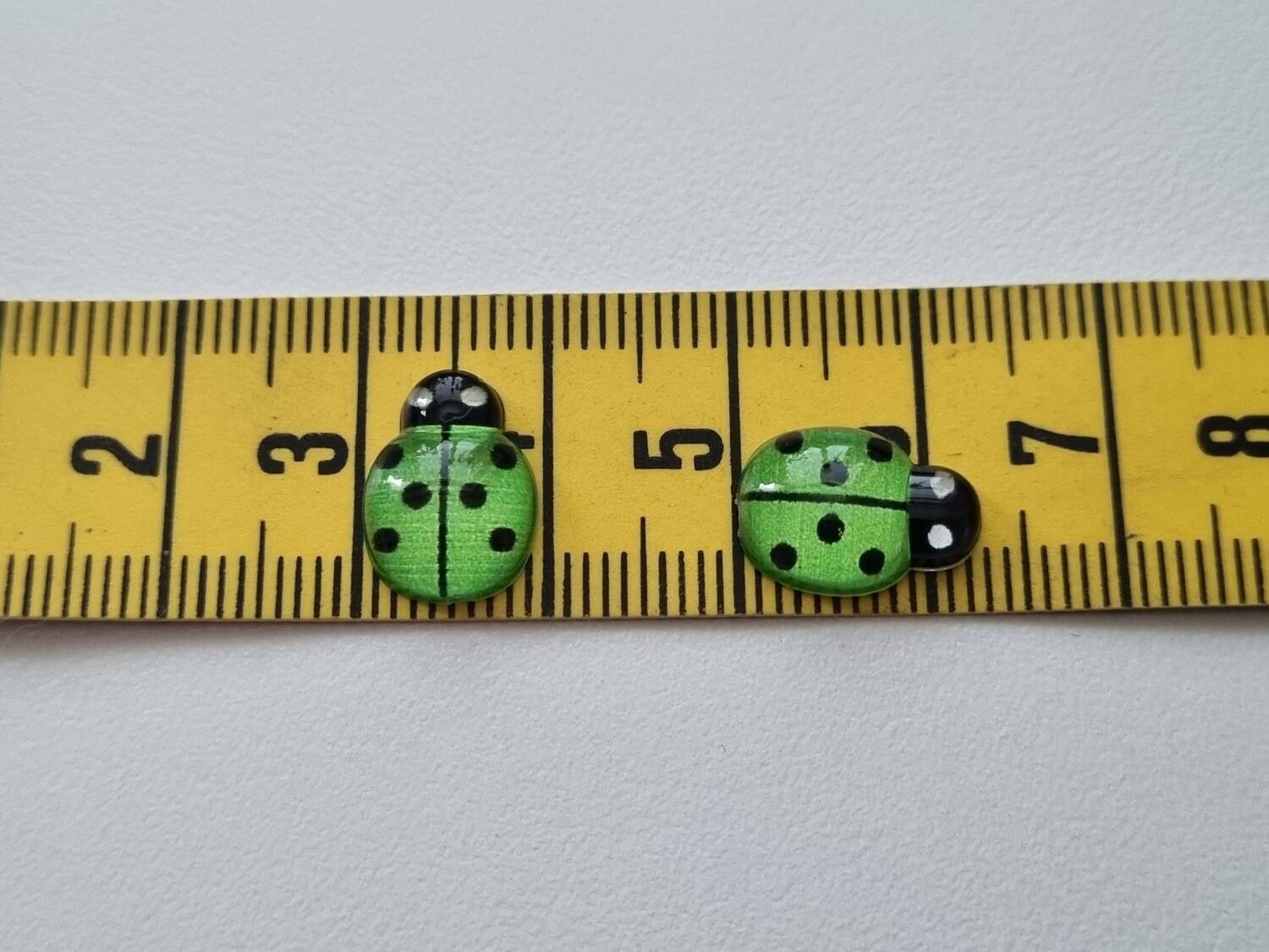 25 st nyckelpigor i resin, miniatyrer (gröna)