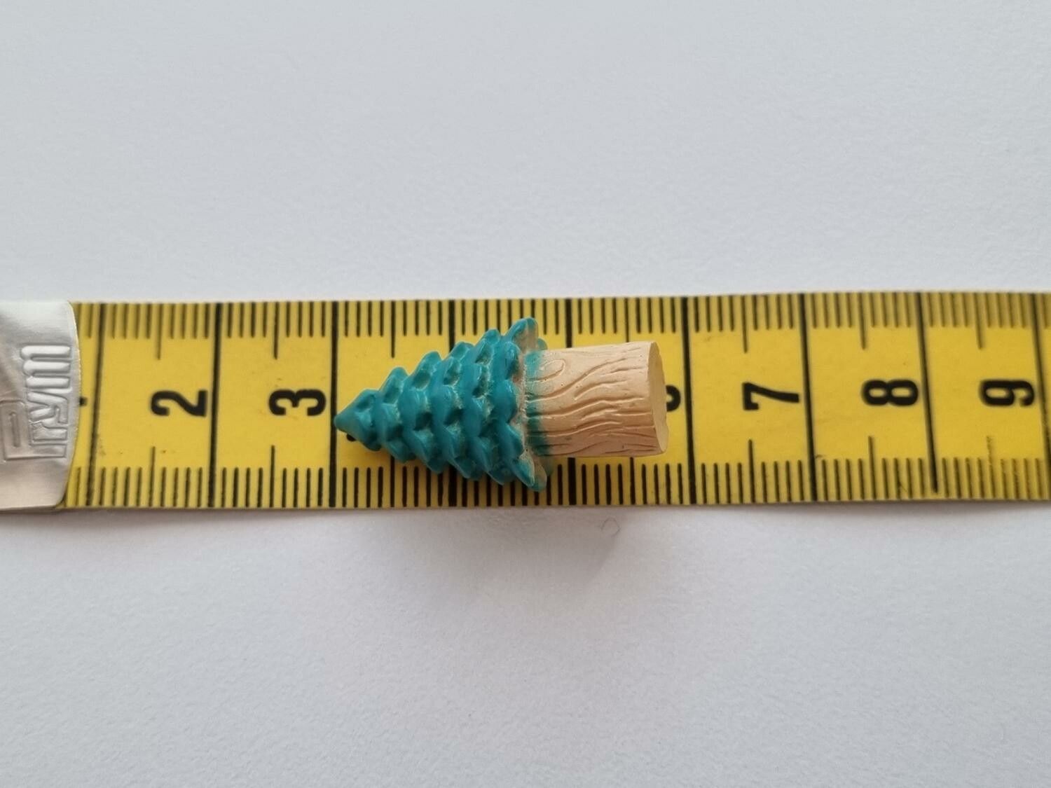 1 st miniträd, minigran miniatyr gran (2,7 x 1,3 cm)