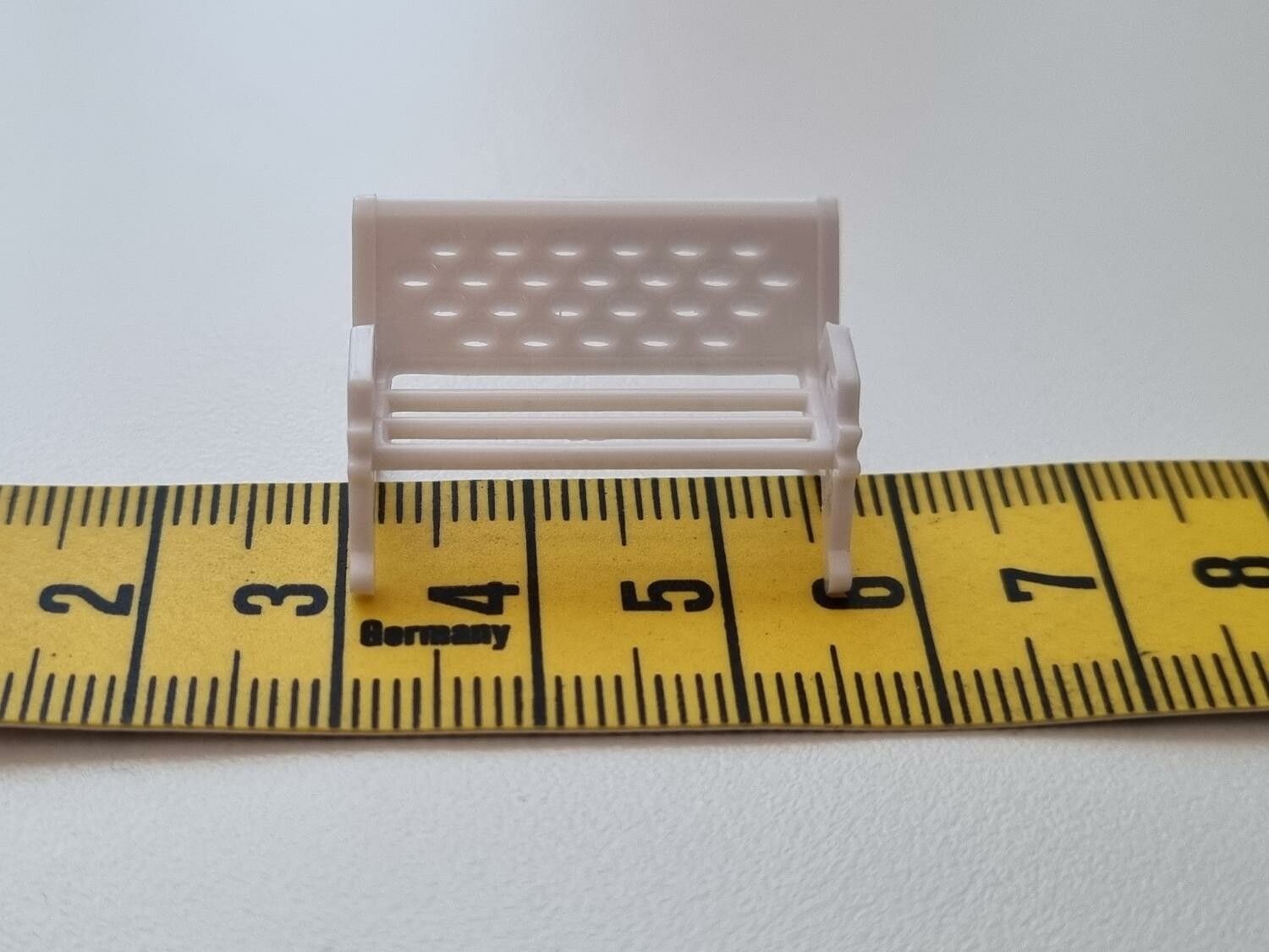 1 st bänk, minibänk miniatyr (2,5 x 1,6 cm)