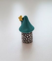1 st minihus, mini svamp, svamphus miniatyr (2,8 x 1,4 cm)
