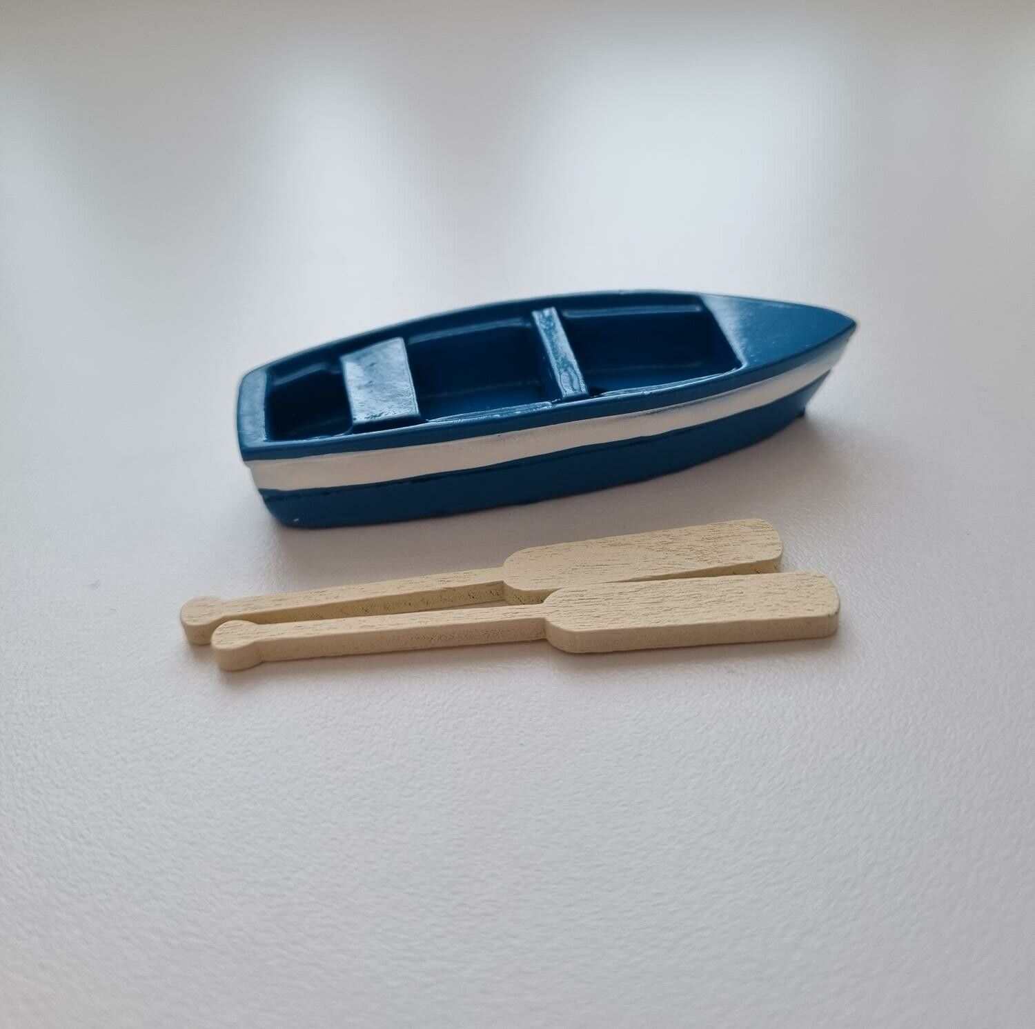 1 st båt, miniatyrbåt med åror, miniatyrer (6,3 x 1,8 cm)