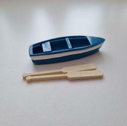 1 st båt, miniatyrbåt med åror, miniatyrer (6,3 x 1,8 cm)