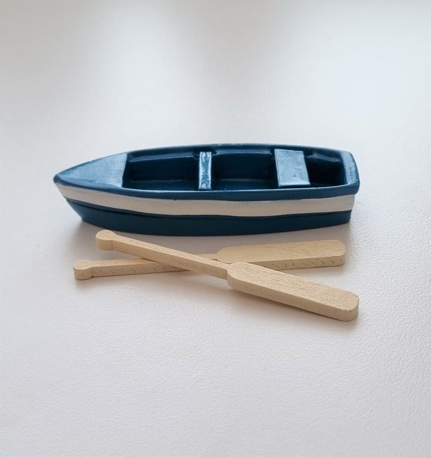 1 st båt, miniatyrbåt med åror, miniatyrer (6,3 x 1,8 cm)