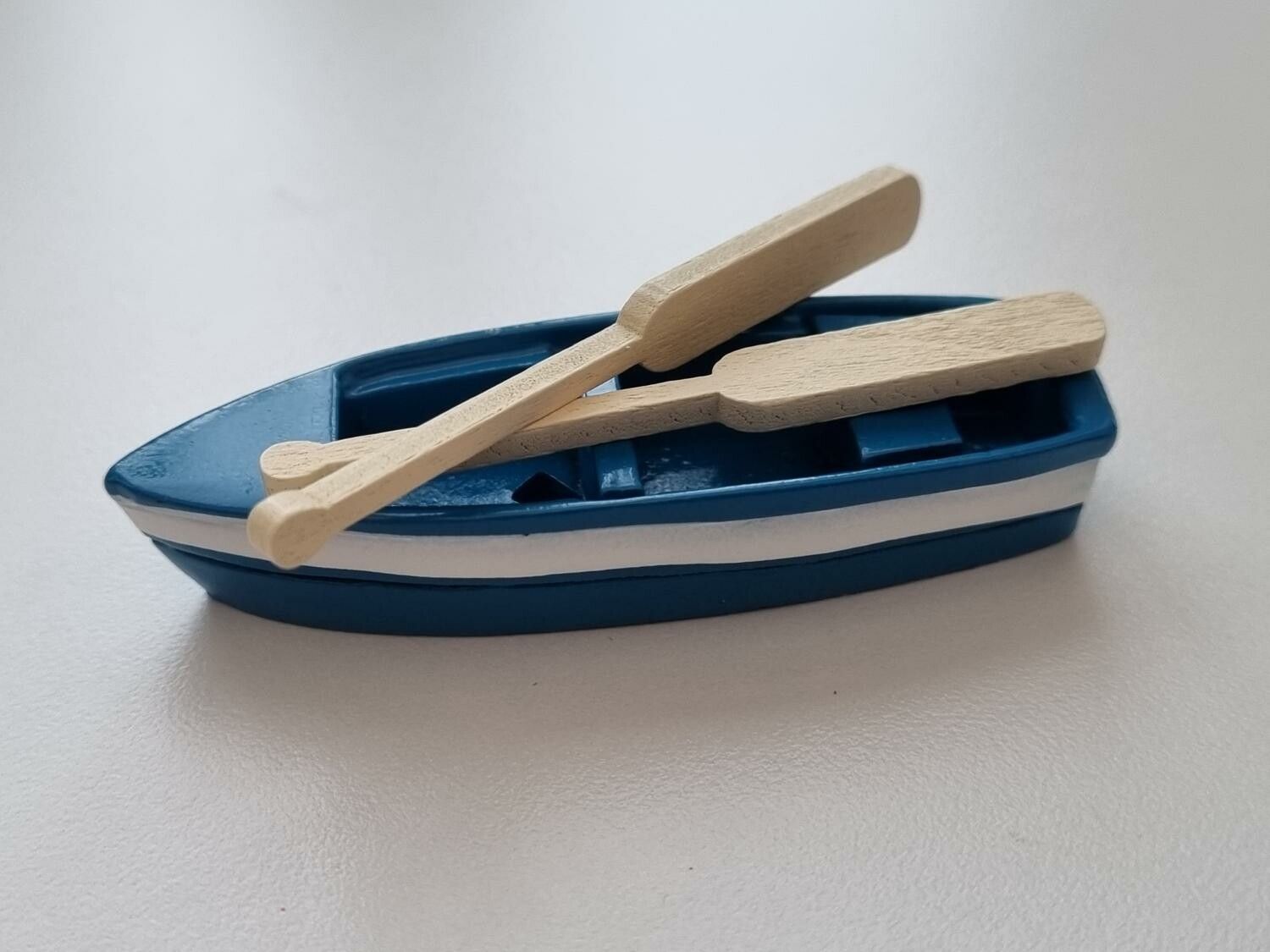 1 st båt, miniatyrbåt med åror, miniatyrer (6,3 x 1,8 cm)