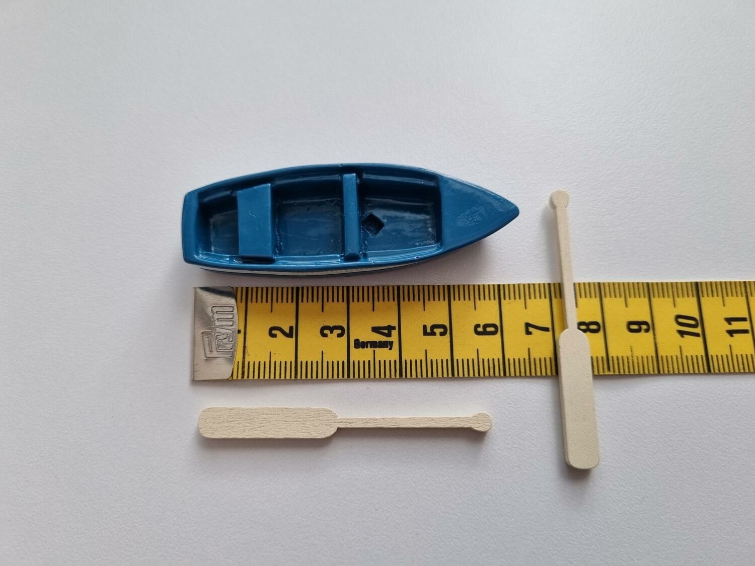 1 st båt, miniatyrbåt med åror, miniatyrer (6,3 x 1,8 cm)