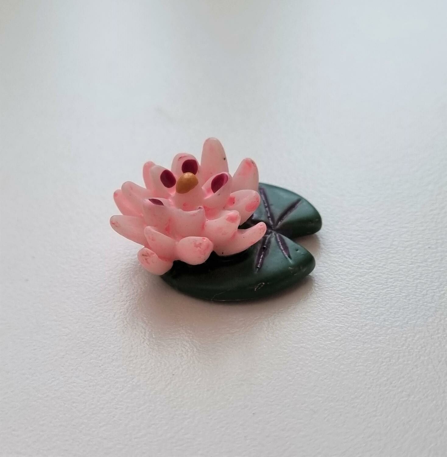 1 st näckrosblad med blomma till minidamm, miniatyr (2,5 x 2 cm)