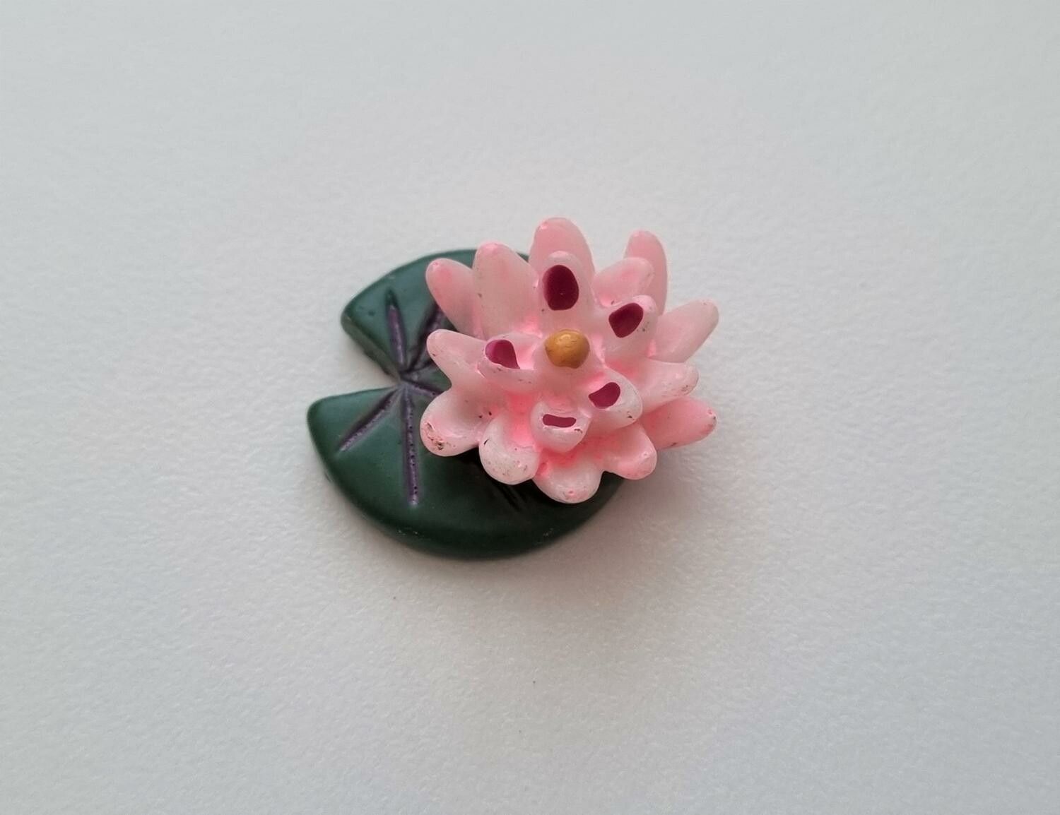 1 st näckrosblad med blomma till minidamm, miniatyr (2,5 x 2 cm)