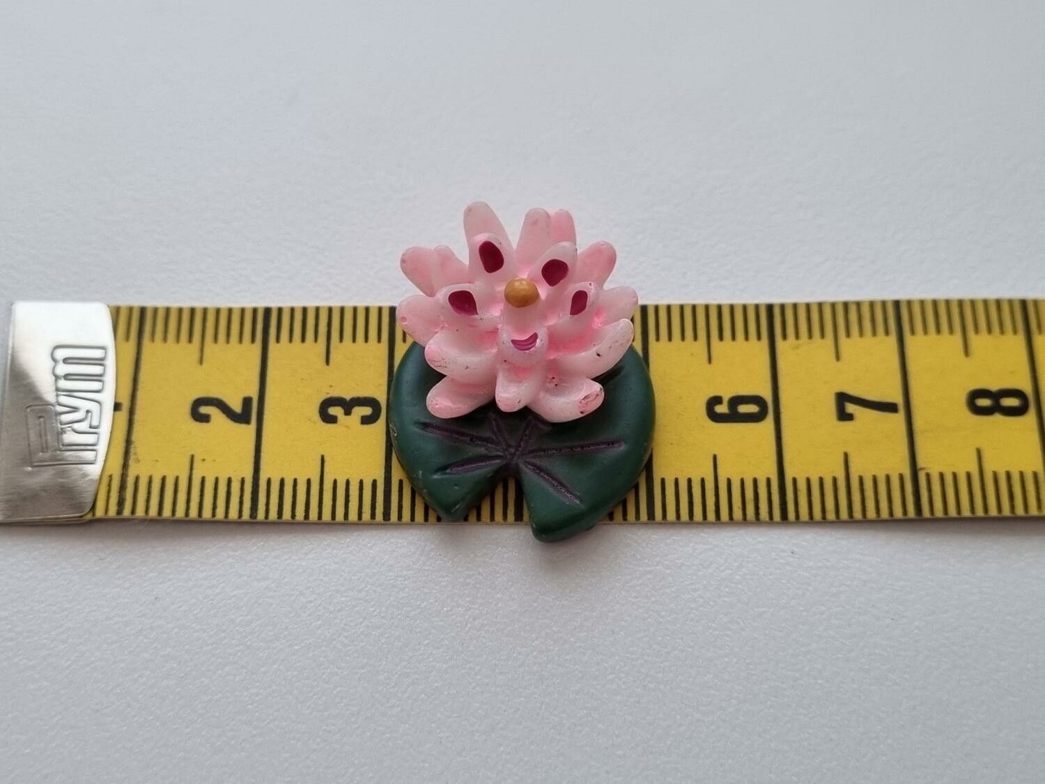 1 st näckrosblad med blomma till minidamm, miniatyr (2,5 x 2 cm)