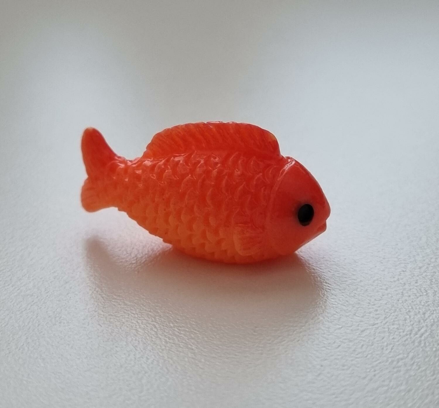 1 st fisk miniatyr minifisk (3,2 x 1,4 cm)