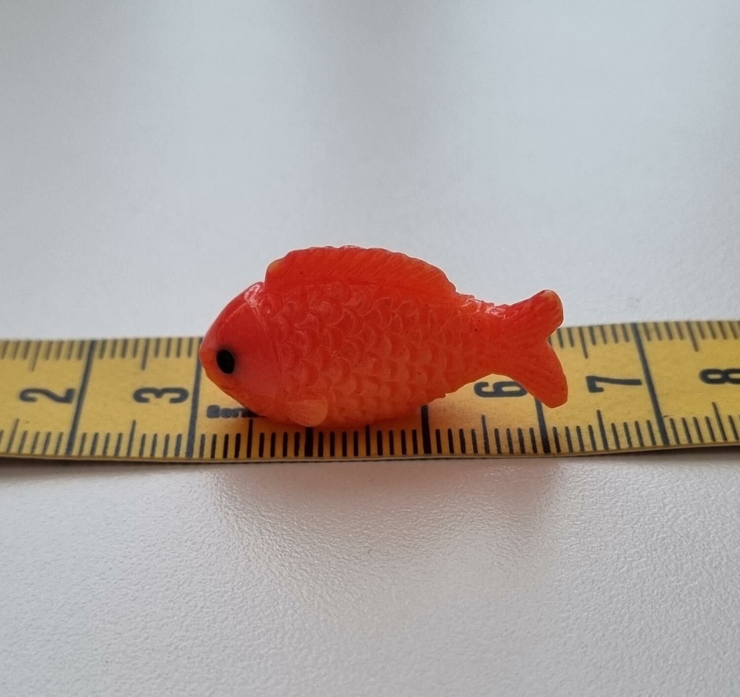 1 st fisk miniatyr minifisk (3,2 x 1,4 cm)