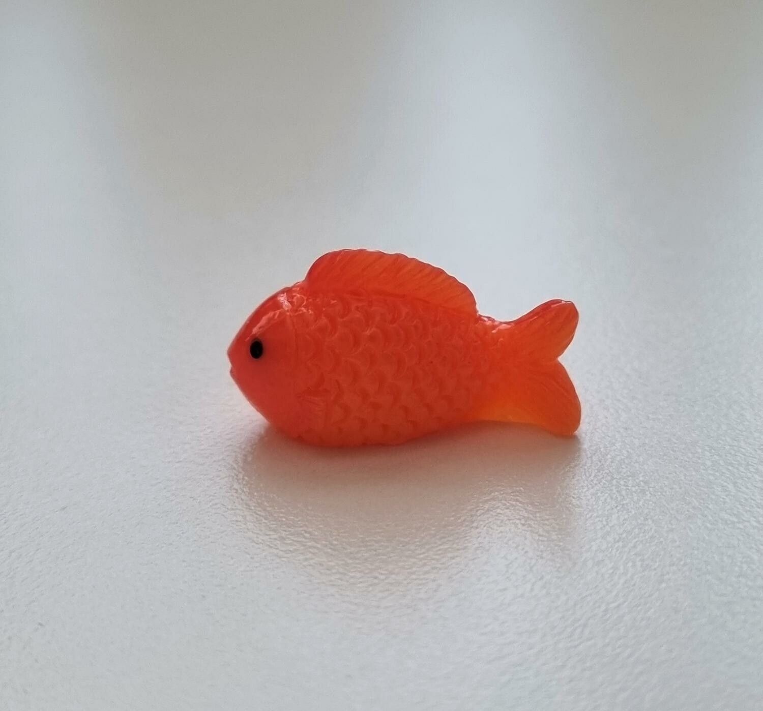1 st fisk miniatyr minifisk (2,2 x 1,1 cm)