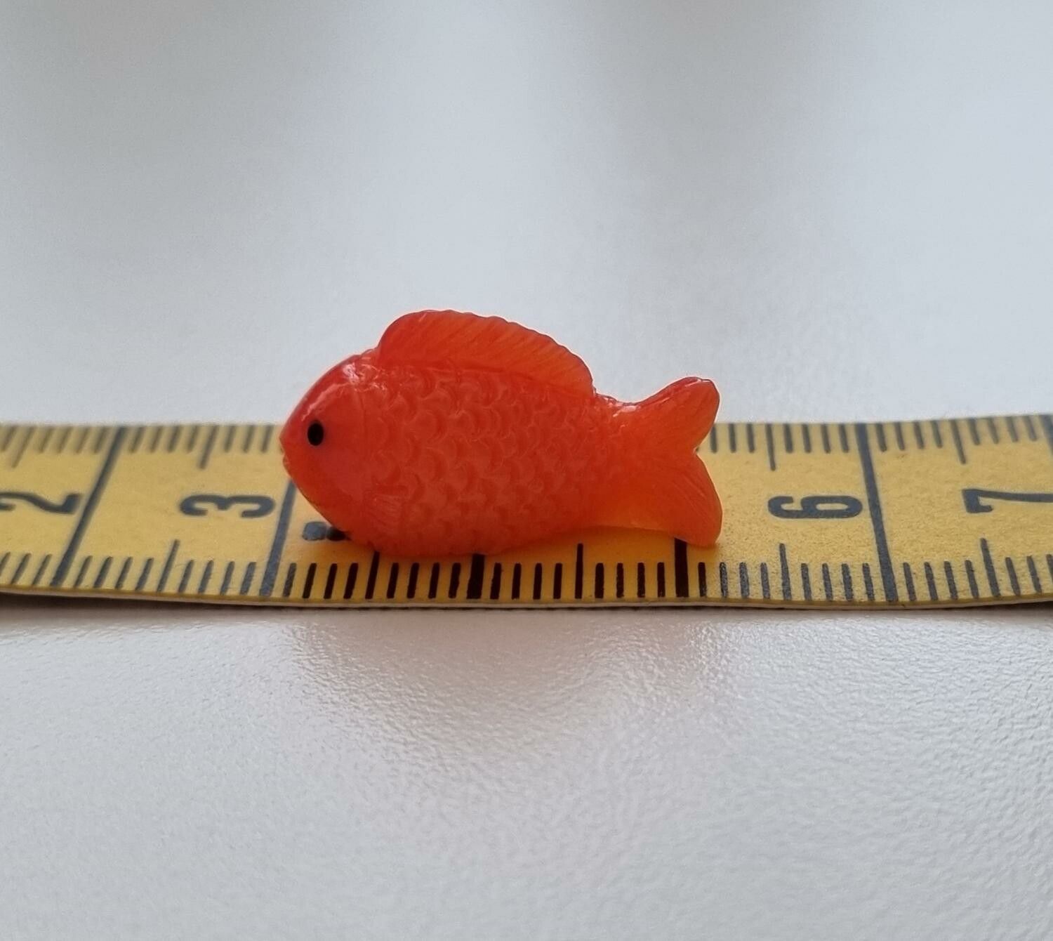 1 st fisk miniatyr minifisk (2,2 x 1,1 cm)