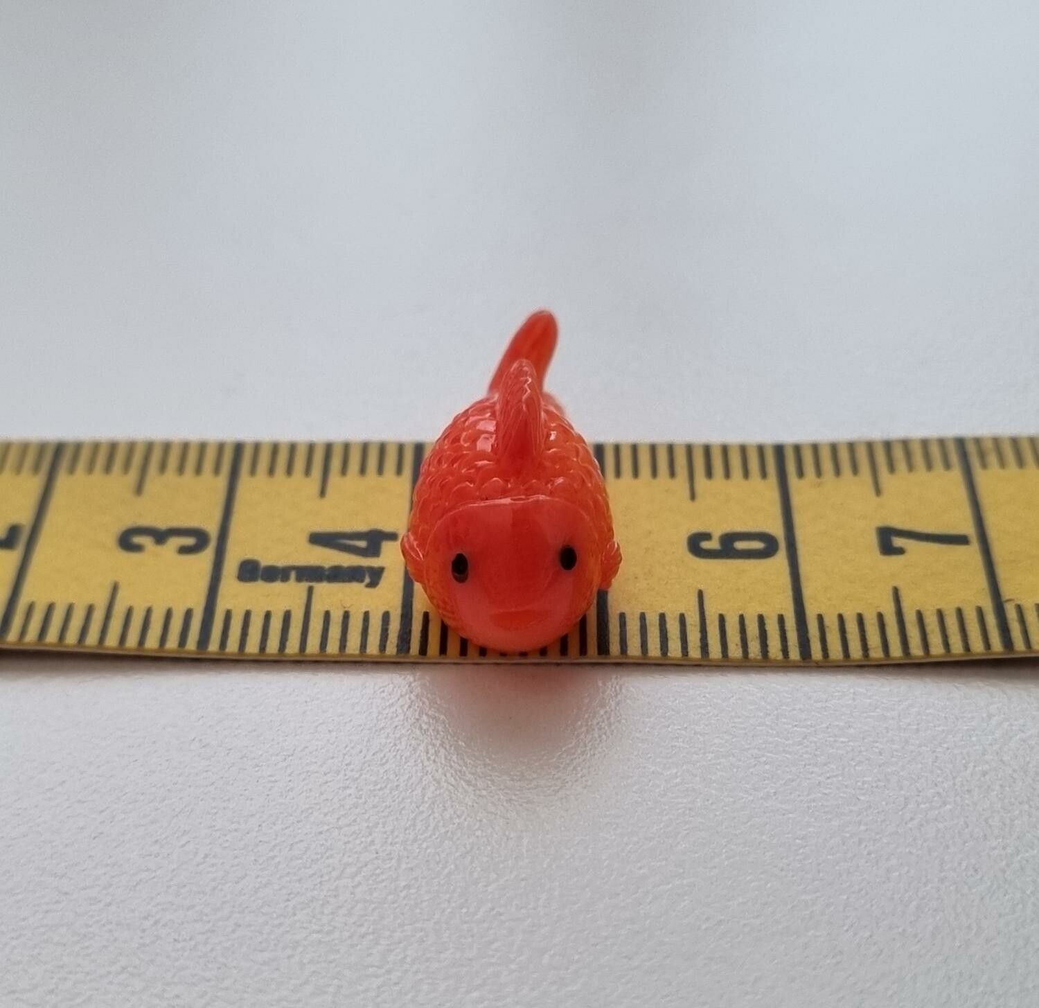 1 st fisk miniatyr minifisk (2,2 x 1,1 cm)