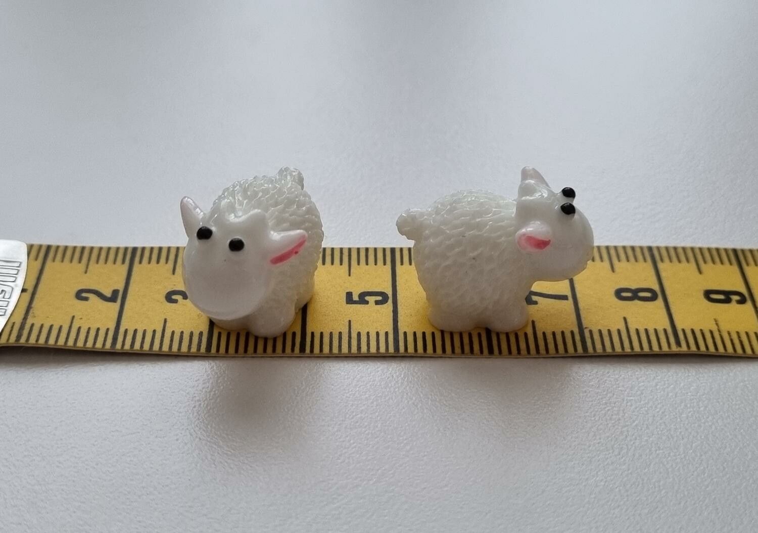 2 st Miniatyr får miniatyrfår minifår (2,1 x 1,5 cm)