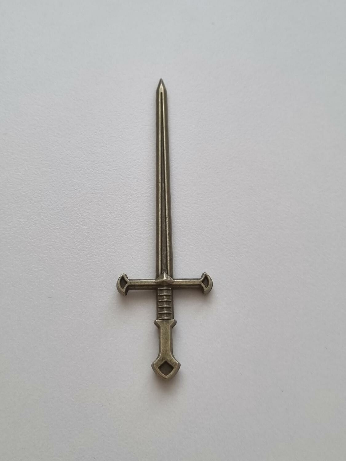 Svärd minisvärd miniatyr till dockskåp dockhus tittskåp