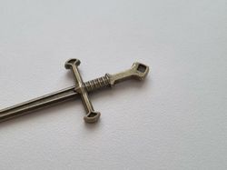 Svärd minisvärd miniatyr till dockskåp dockhus tittskåp
