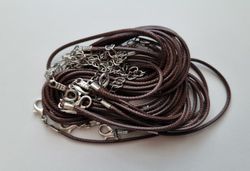 10 st halsband i konstläder (50 cm) - Bruna