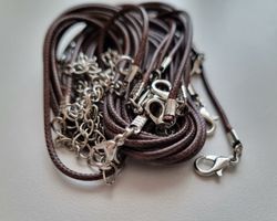 10 st halsband i konstläder (50 cm) - Bruna