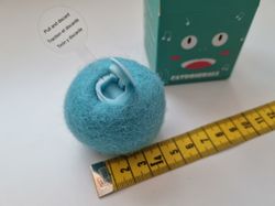 Interaktiv talande boll med grodljud - För katten, Fluffig blå boll