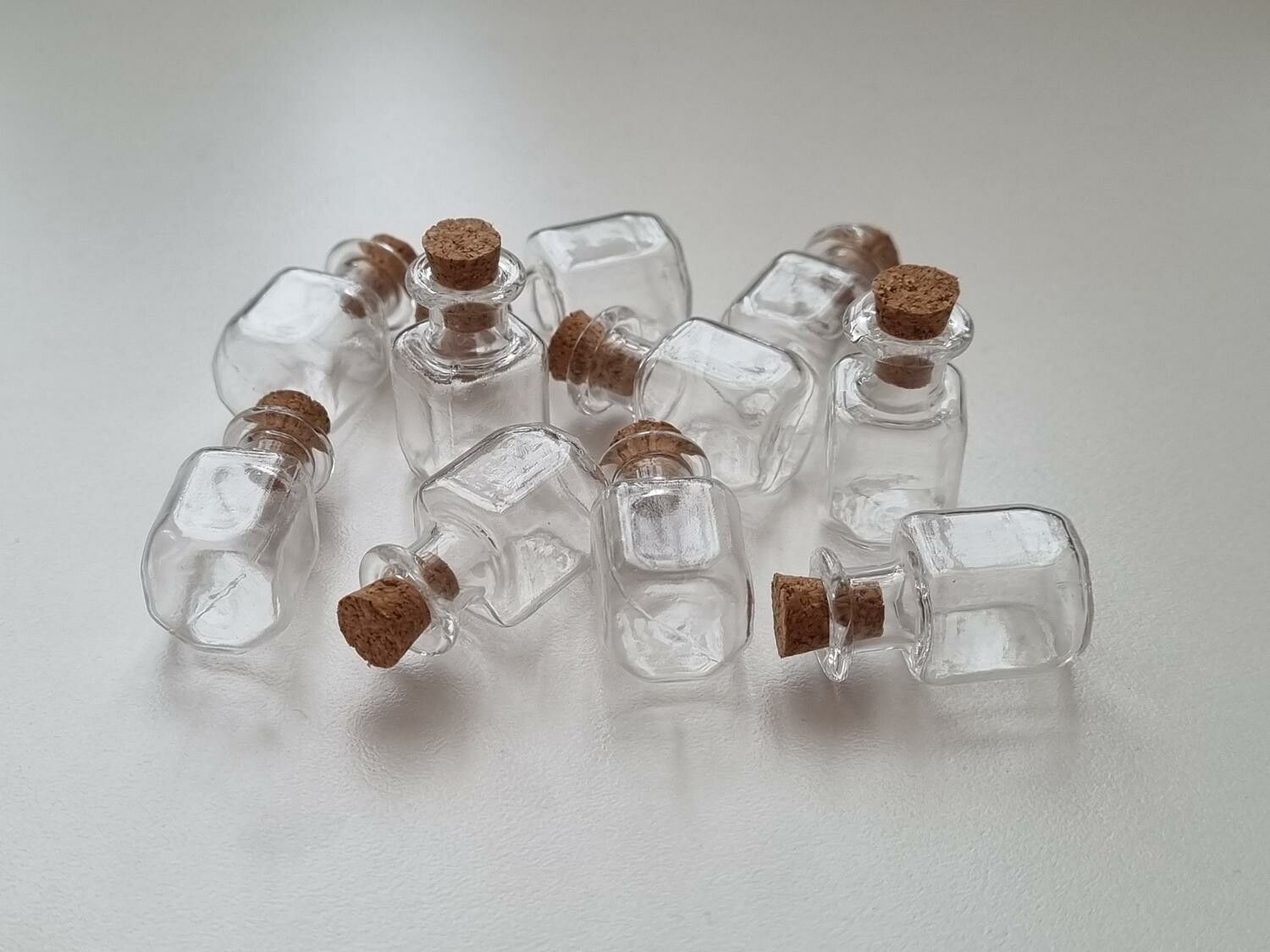 10 st små glasflaskor med kork, flaskor miniatyrer glasburkar (2,5 x 1,3 cm)