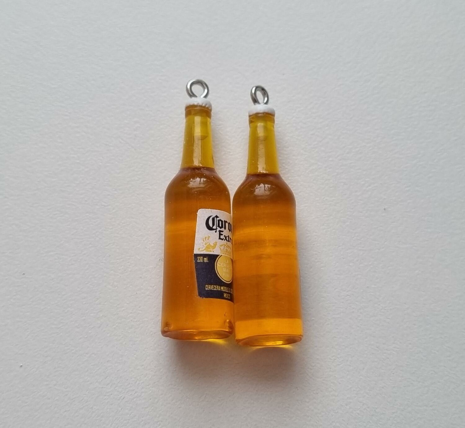 2 Flaskor miniatyrer, miniflaska, dockskåp, tittskåp (Corona med ögla)