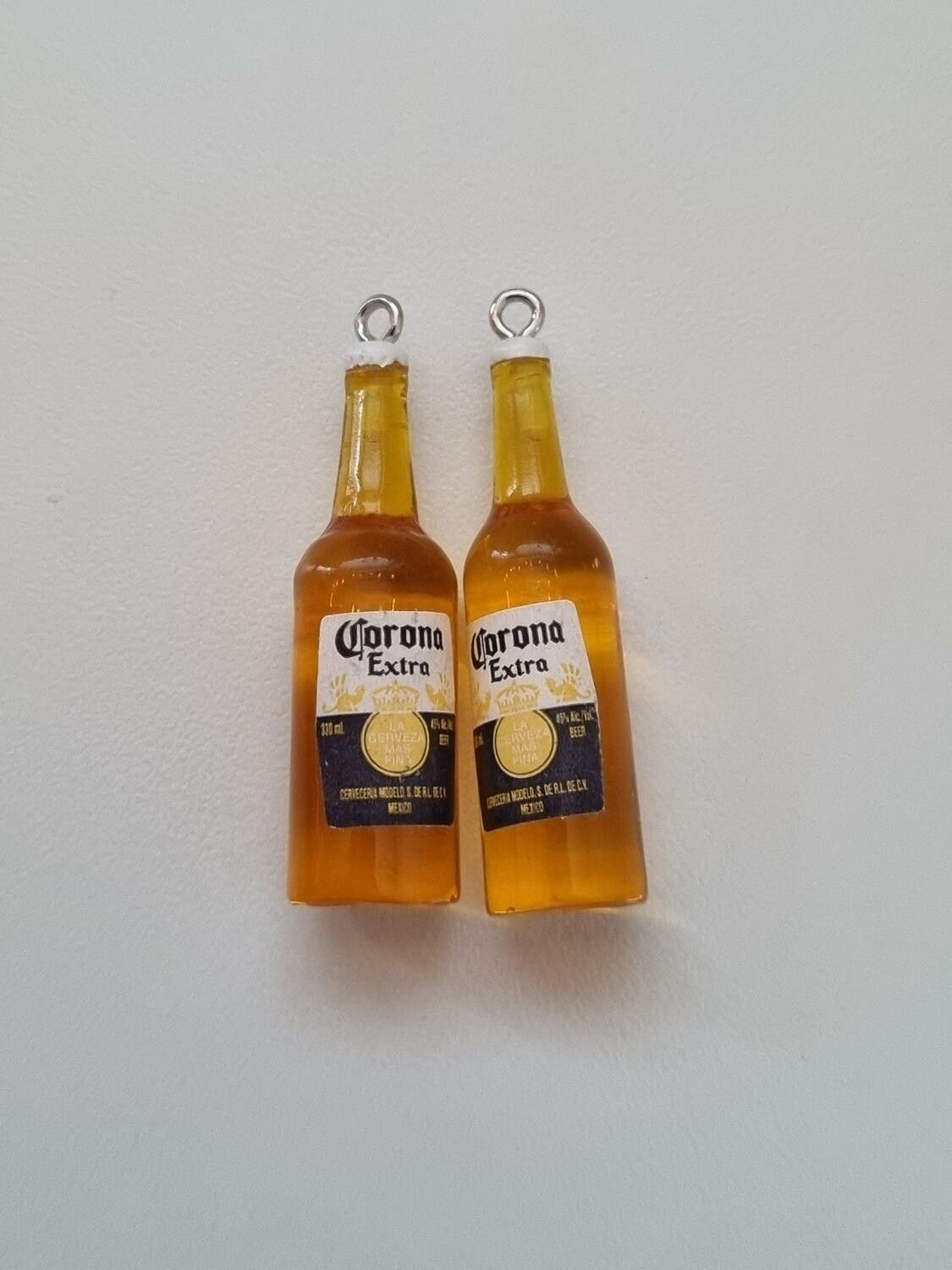 2 Flaskor miniatyrer, miniflaska, dockskåp, tittskåp (Corona med ögla)