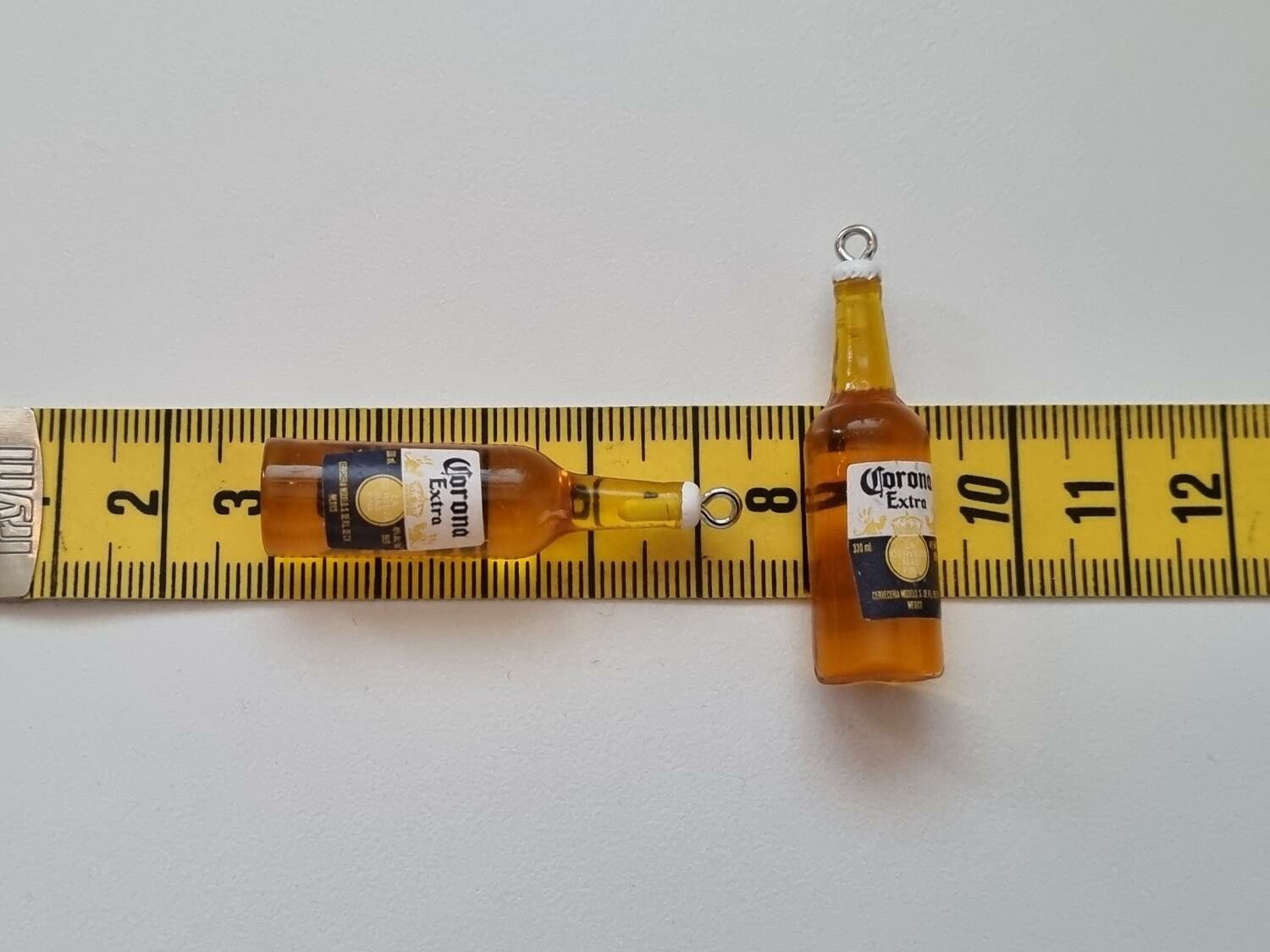 2 Flaskor miniatyrer, miniflaska, dockskåp, tittskåp (Corona med ögla)