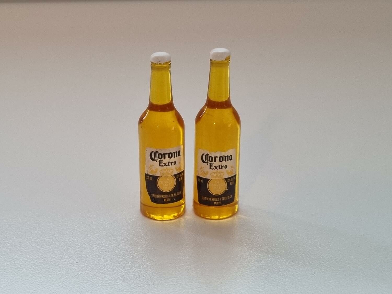 2 Flaskor miniatyrer, miniflaska, dockskåp, tittskåp (Corona)
