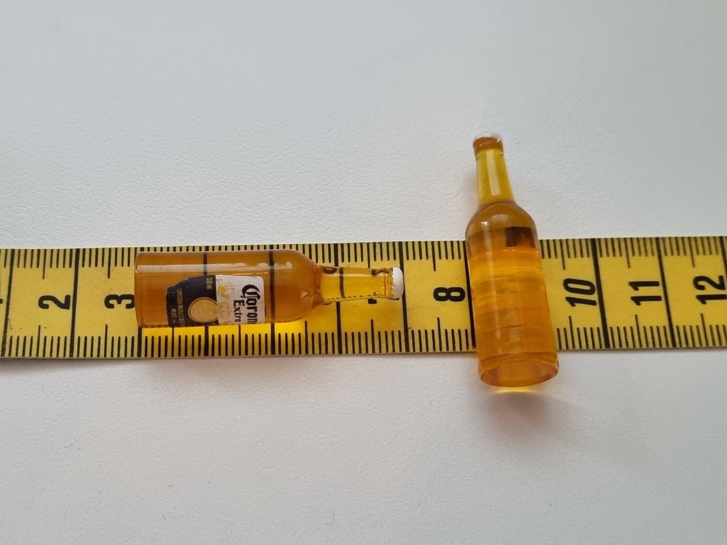 2 Flaskor miniatyrer, miniflaska, dockskåp, tittskåp (Corona)