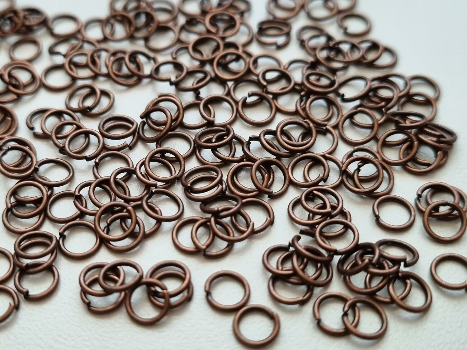 100 st jumprings / bindringar (5 mm, kopparfärgade)