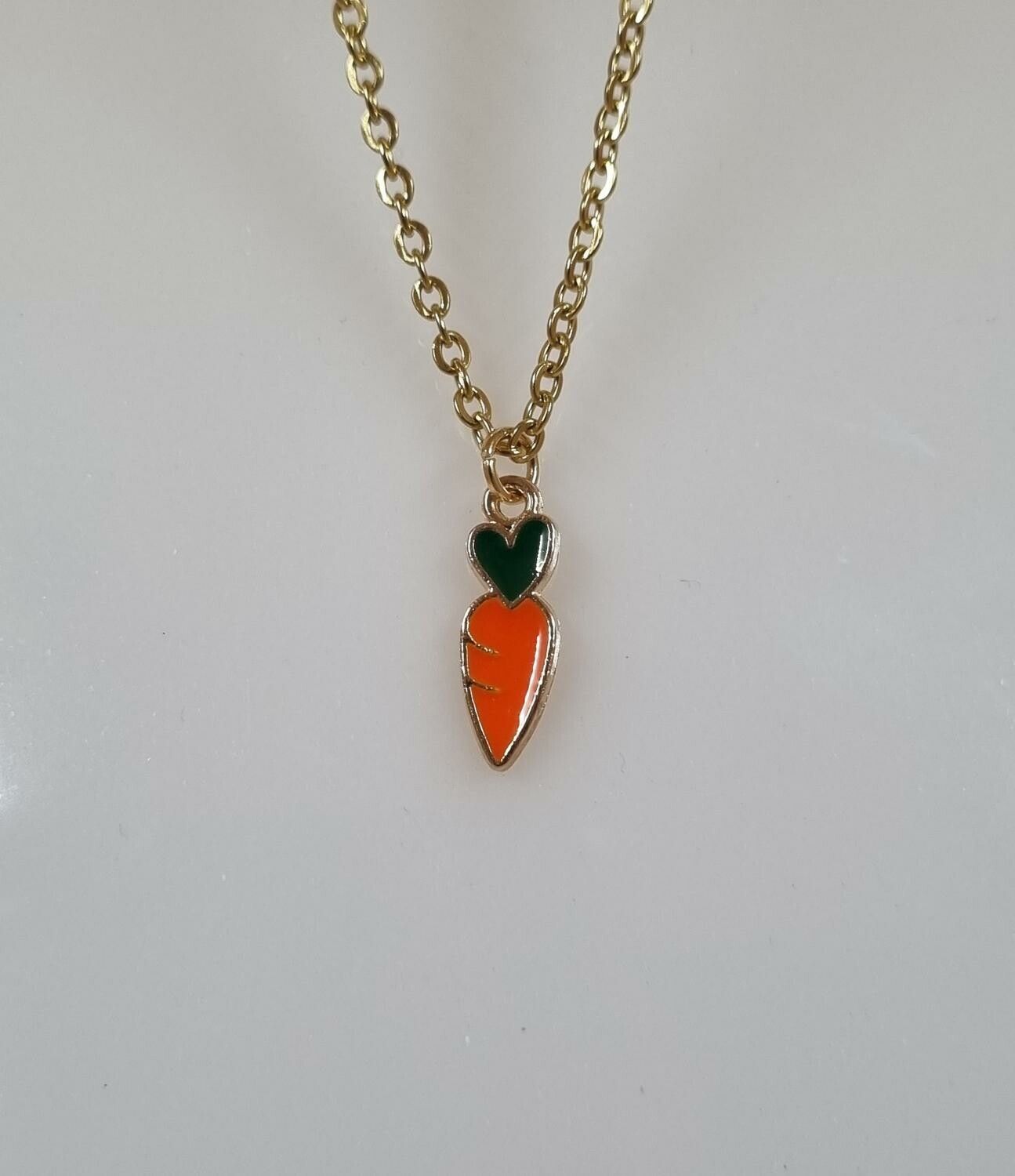 Halsband med söt berlock - Morot