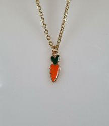 Halsband med söt berlock - Morot