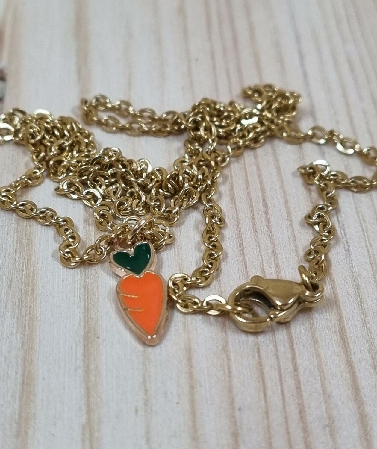 Halsband med söt berlock - Morot