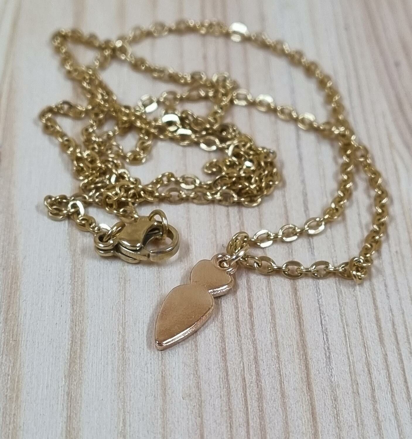 Halsband med söt berlock - Morot