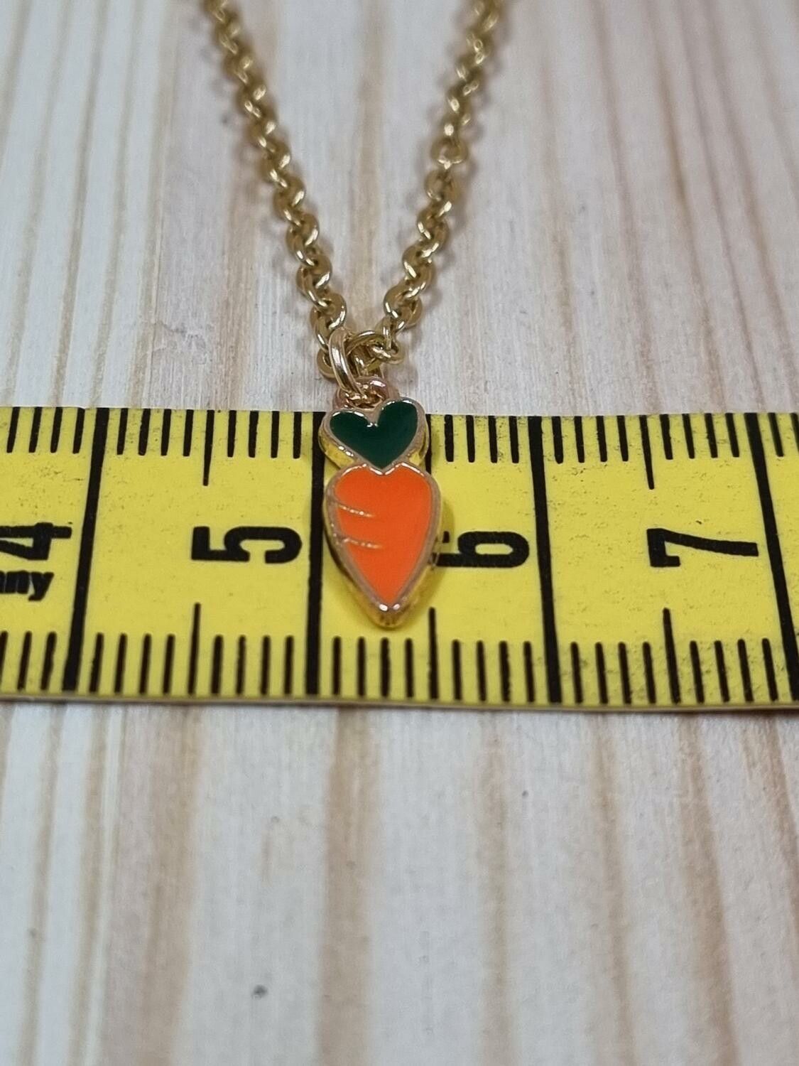 Halsband med söt berlock - Morot