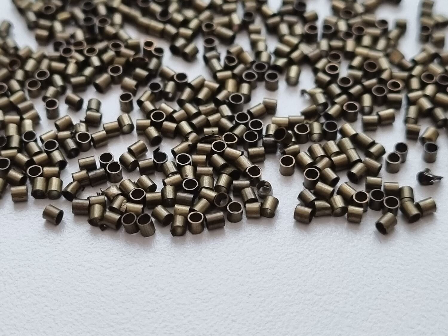 450 st bronsfärgade klämpärlor, crimp beads (1,5 mm)