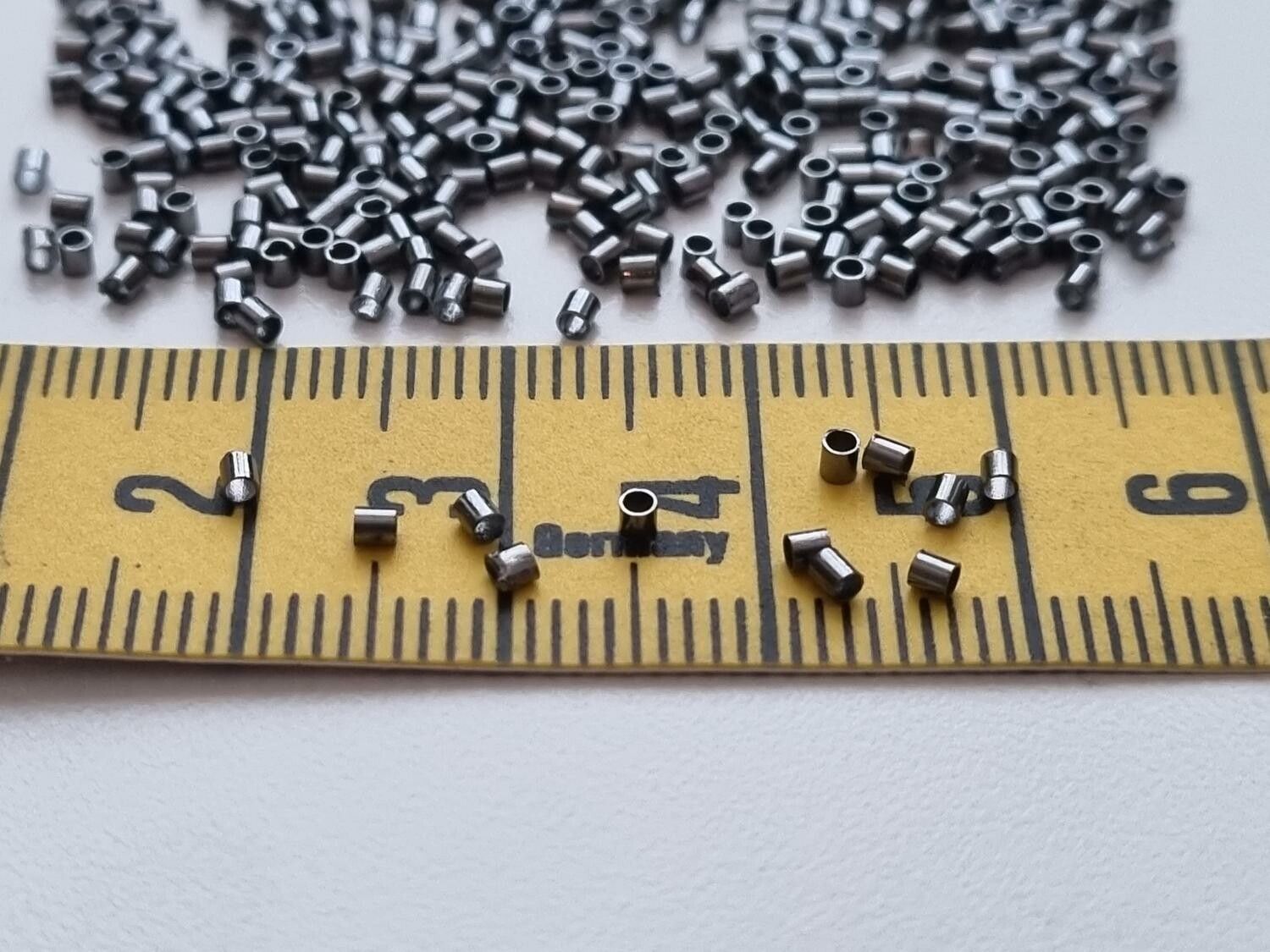 450 st svarta klämpärlor, crimp beads (1,5 mm)