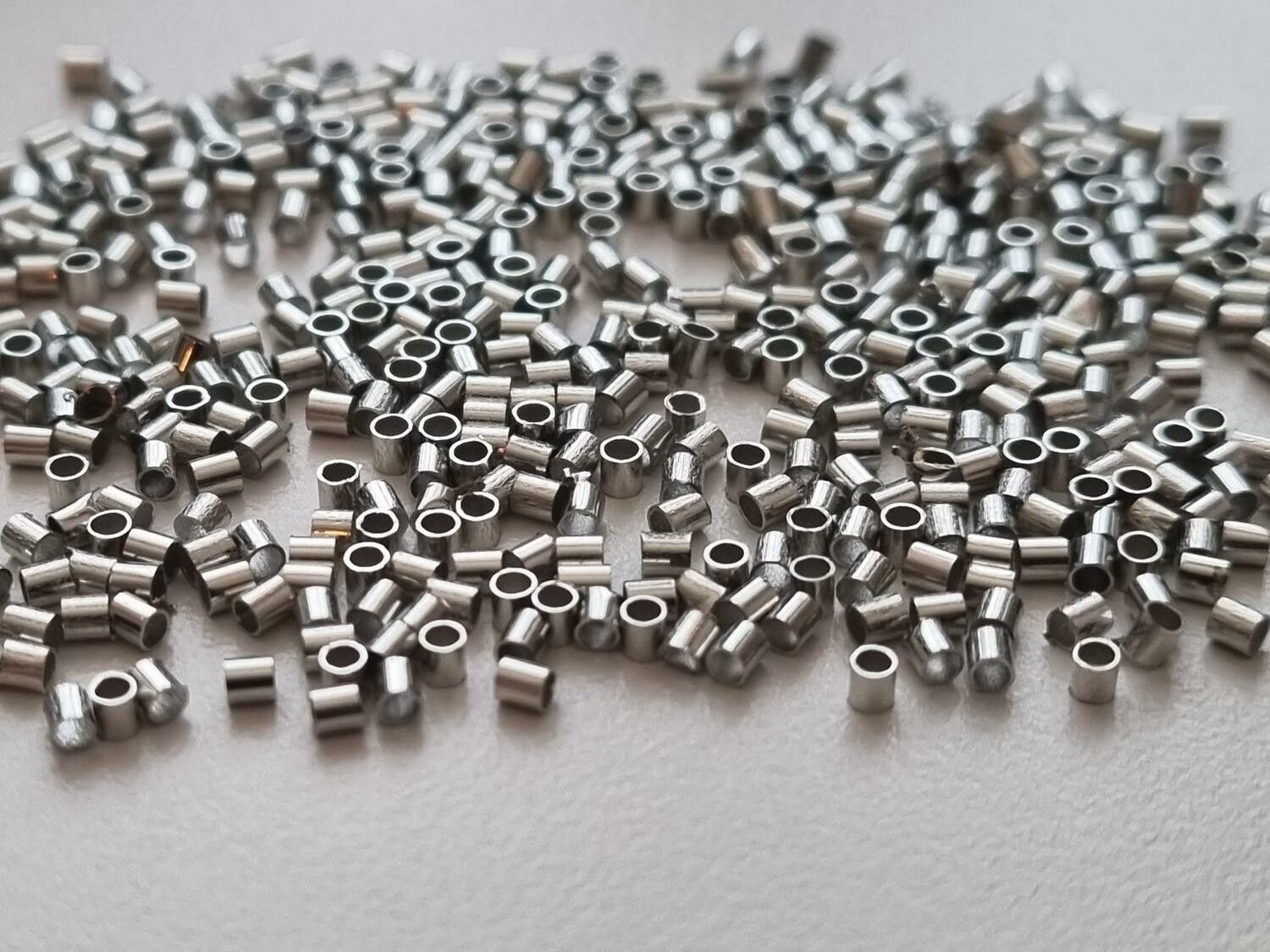 450 st silverfärgade klämpärlor, crimp beads (1,5 mm)