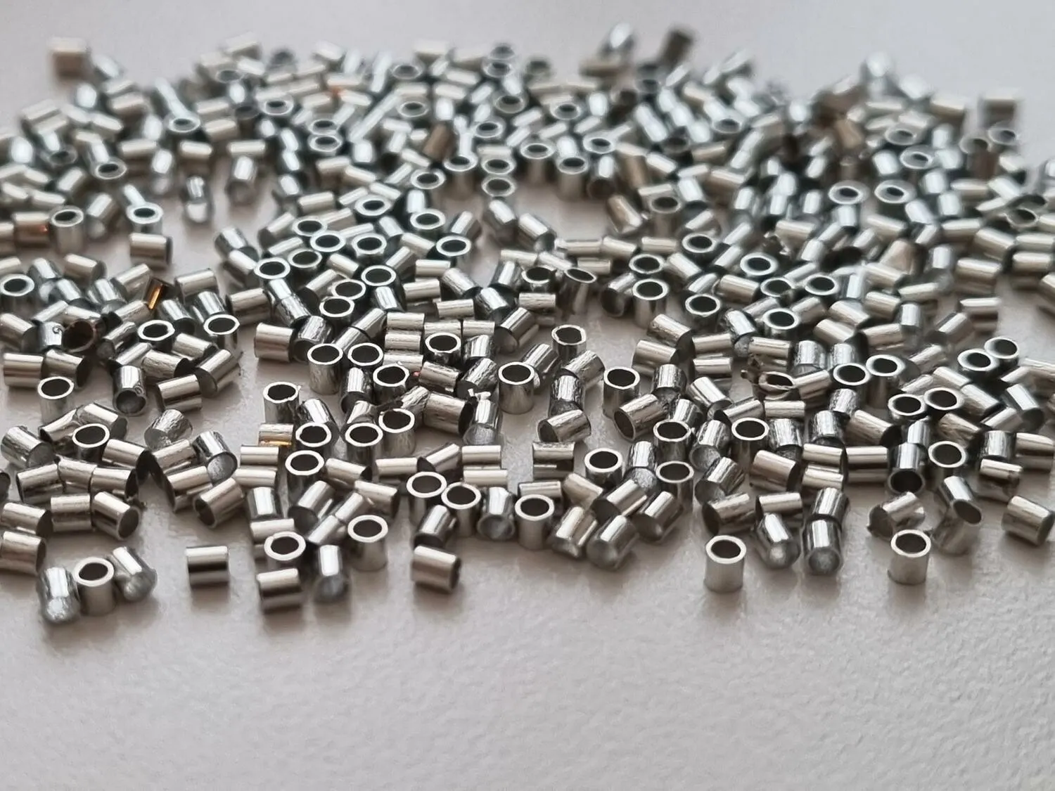 450 st silverfärgade klämpärlor, crimp beads (1,5 mm) - Fyndgren