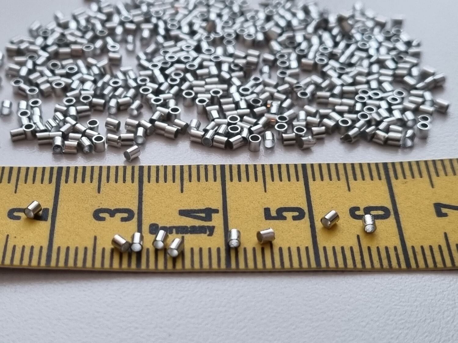450 st silverfärgade klämpärlor, crimp beads (1,5 mm)