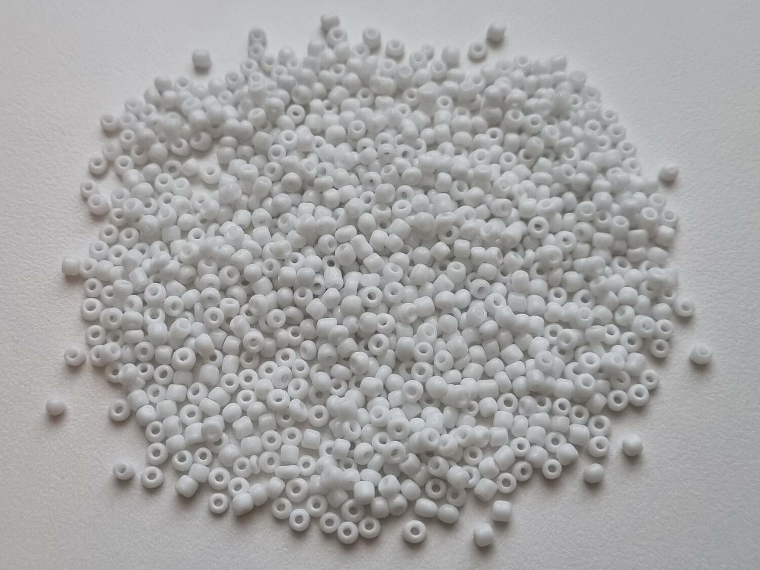 1000 små pärlor, fröpärlor, glaspärlor (2 mm) - Vita