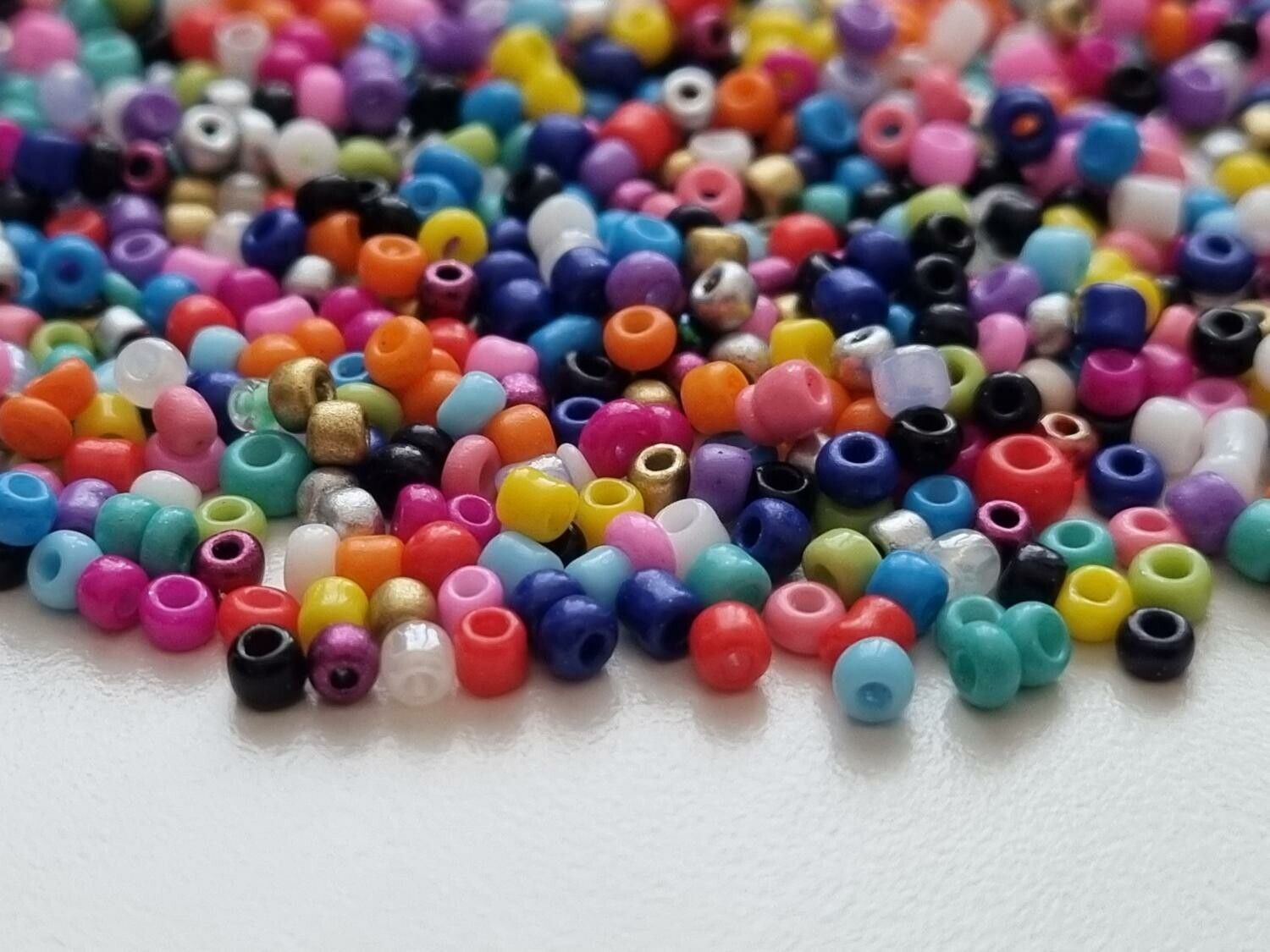 1000 små pärlor, fröpärlor, glaspärlor (2 mm) - Blandade färger