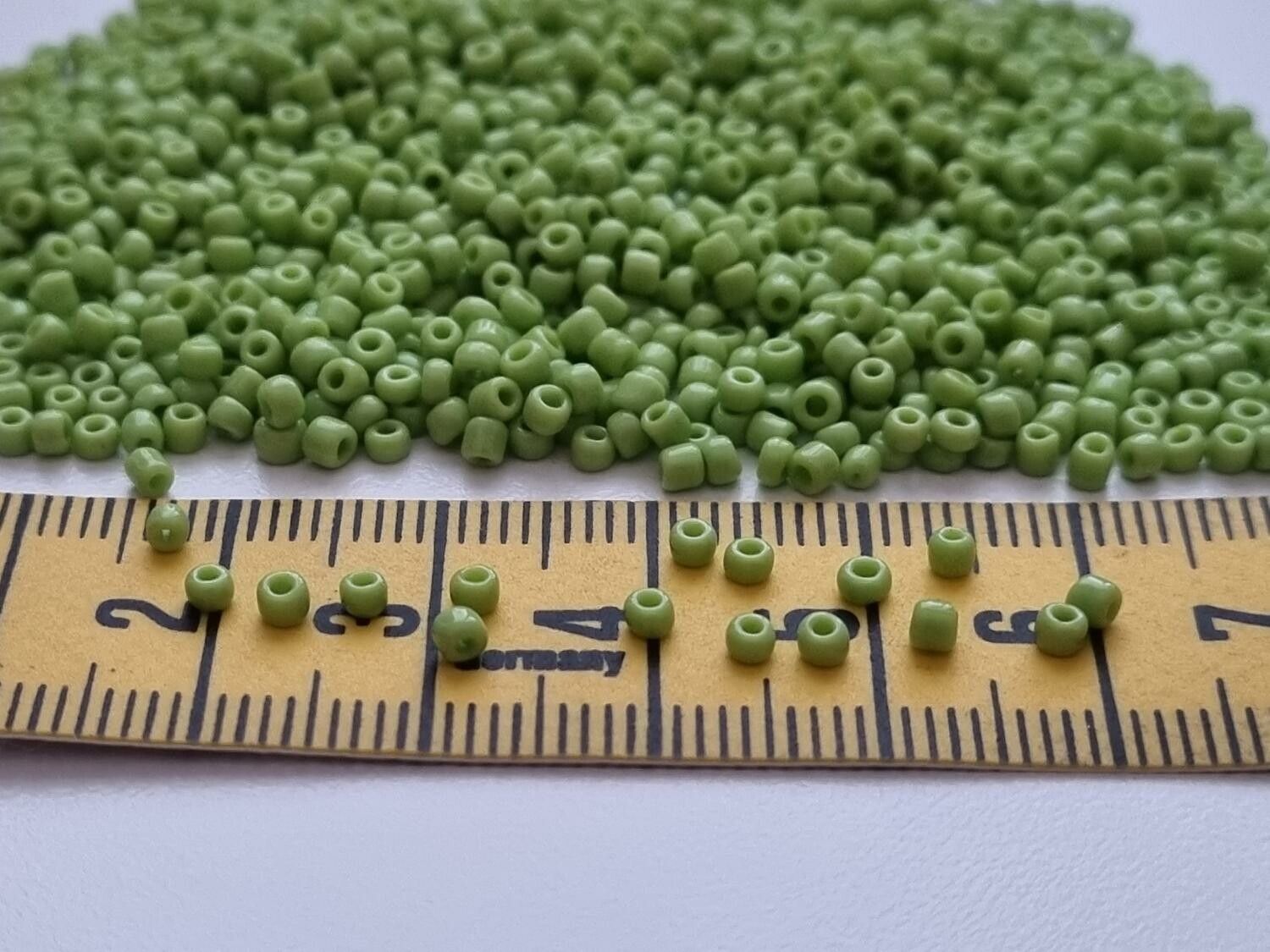 1000 små pärlor, fröpärlor, glaspärlor (2 mm) - Gröna