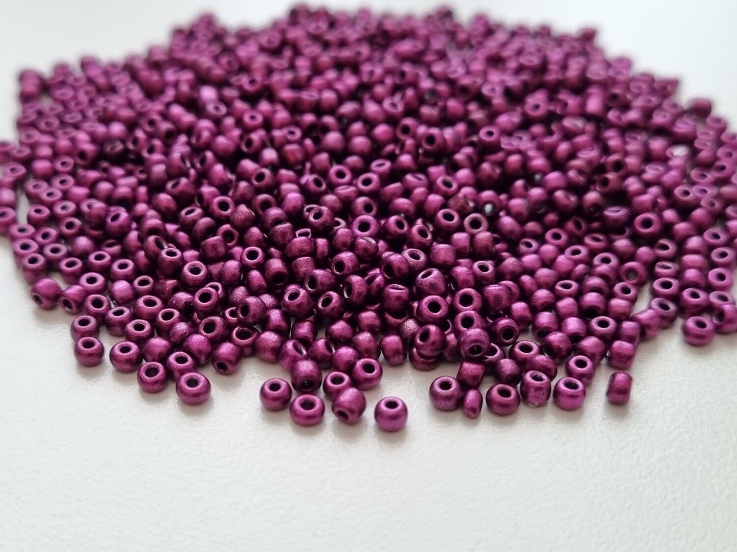 1000 små pärlor, fröpärlor, glaspärlor (2 mm) - Metalliclila
