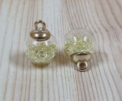 2 st runda, fyllda miniflaskor / glasflaskor med ögla (Ljusgul fyllning)