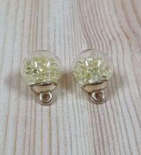 2 st runda, fyllda miniflaskor / glasflaskor med ögla (Ljusgul fyllning)