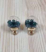 2 st runda, fyllda miniflaskor / glasflaskor med ögla (Mörkgrön fyllning)